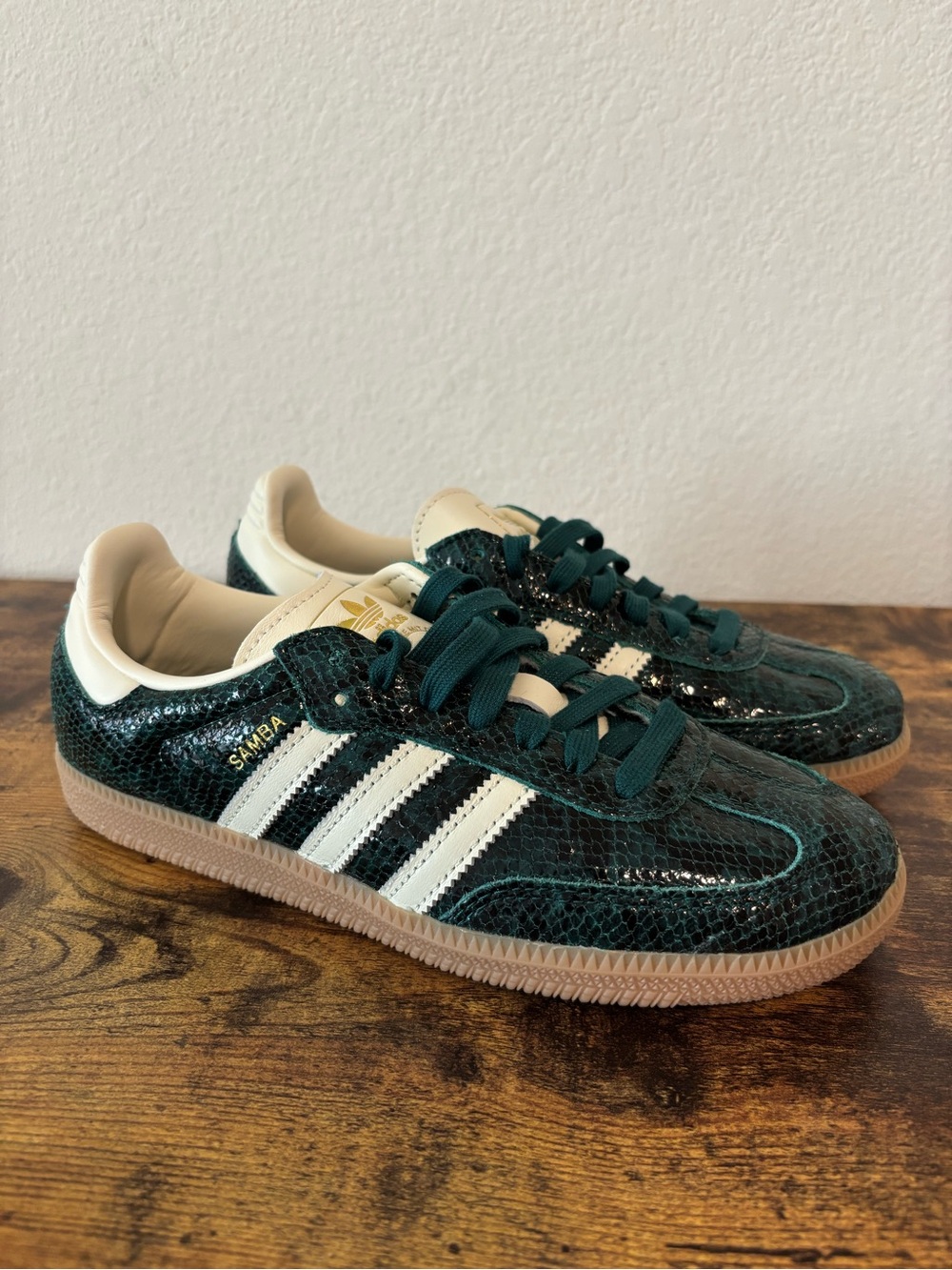 NWOT Women’s Collegiate green snakeskin samba w/ gum sole - Picture 2 of 4